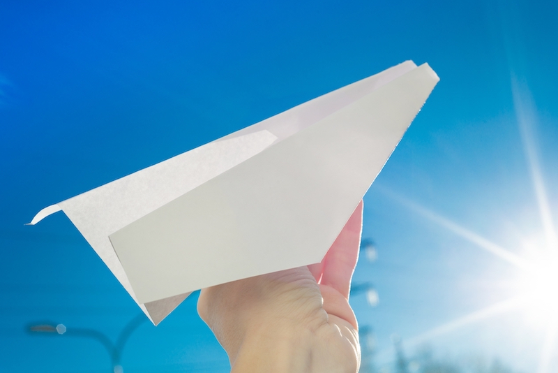 Mano lancia aereo di carta
